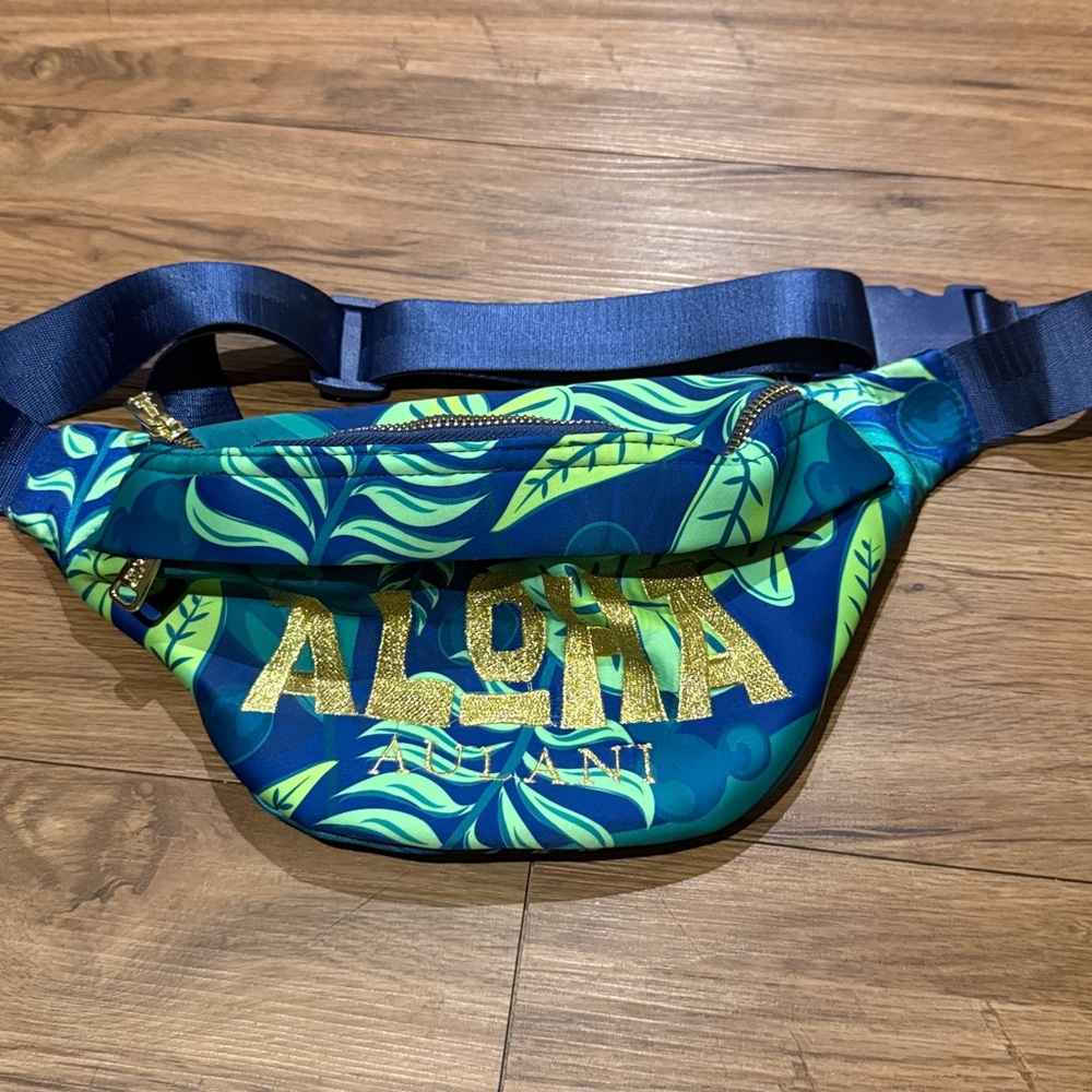 NWOT Disney Aulani Resort Blue & Green Tropical Print Crossbody Belt Bag